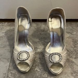 No brand white wedding shoes worn once size 7 women’s. Original price $99
